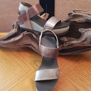 AXXIOM PLATFORM SANDALS BRONZE SIZE 6M